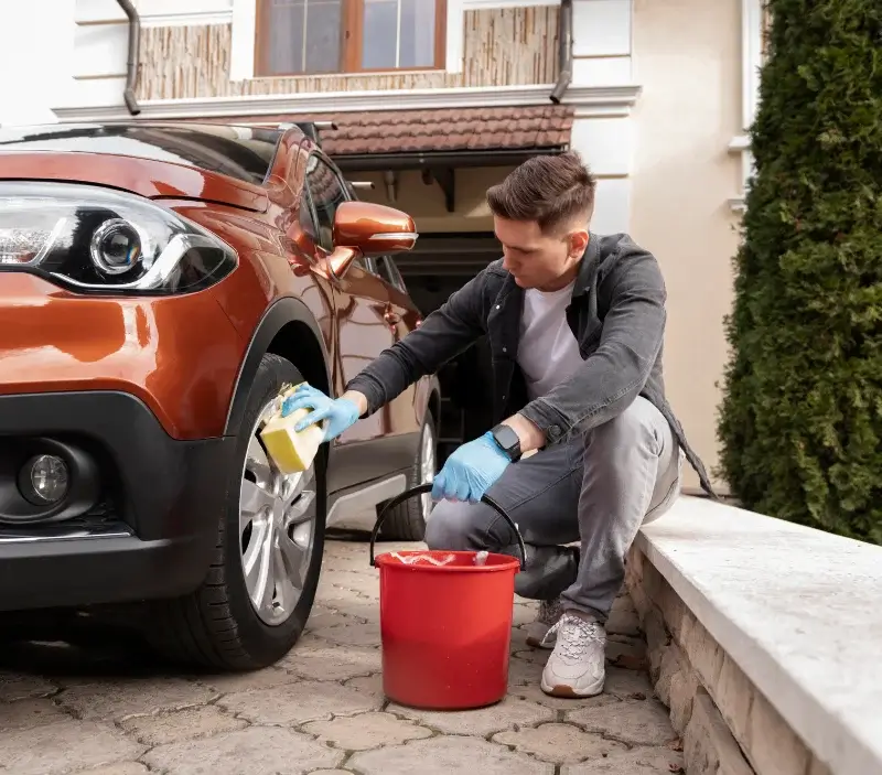Lavage auto à domicile Guigneville : professionnel intervenant sur un véhicule
